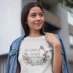 In a field of roses, I'm a wildflower - Women's Crewneck T-shirt